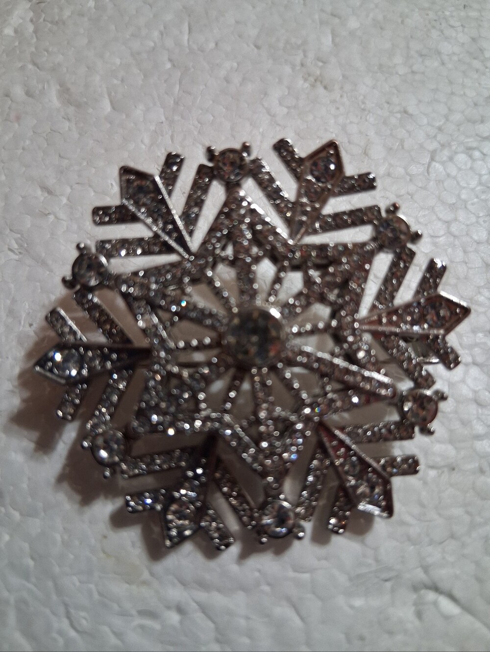 vintage silver-tone rhinestone snowflake brooch/pin. clear crystal rhinestones